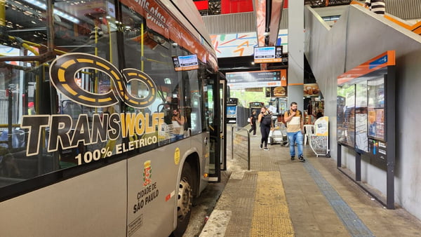 foto colorida de ônibus da Transwolff circulam normalmente no dia em que MPSP faz operação da empresa por suspeita de ligação com o PCC; na imagem, ônibus da empresa no Terminal Santo Amaro - Metrópoles