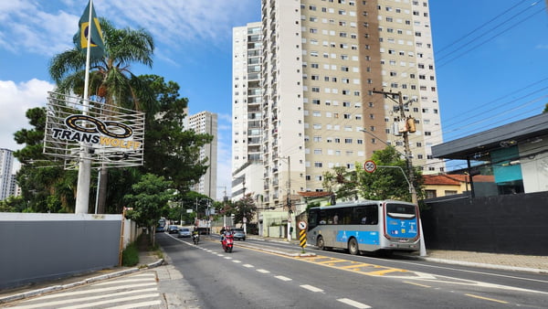 foto colorida da garagem da Transwolff, em Socorro, zona sul; empresa é alvo de operação do MPSP por suspeita de ligação com o PCC - Metrópoles