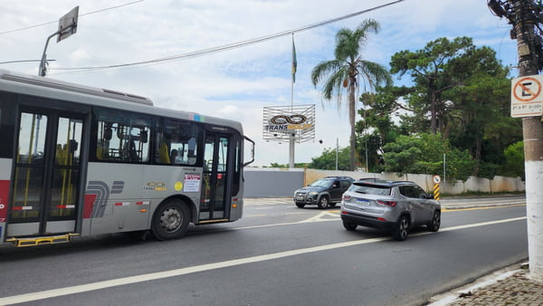 foto colorida da garagem da Transwolff, em Socorro, zona sul; empresa é alvo de operação do MPSP por suspeita de ligação com o PCC - Metrópoles