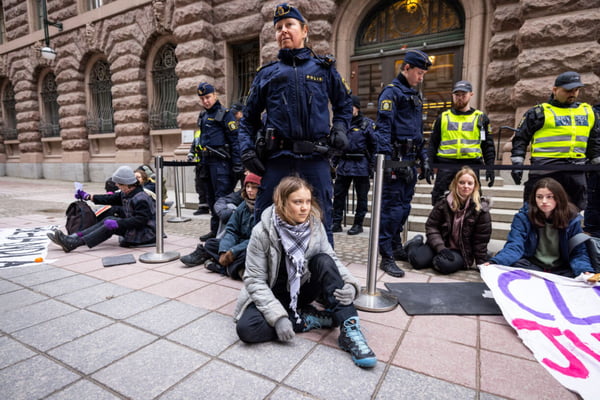 Greta Thunberg (C) participa de um protesto climático com "Reclaim The Future" fora do parlamento sueco, Riksdag, em 15 de março de 2024 em Estocolmo, Suécia. Ativistas do grupo “Reclaim The Future” bloquearam a entrada do parlamento sueco nos últimos cinco dias. - Metrópoles