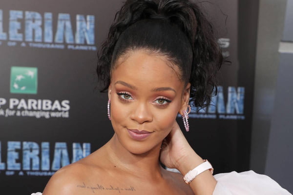 foto colorida de rosto de Rihanna - metrópoles