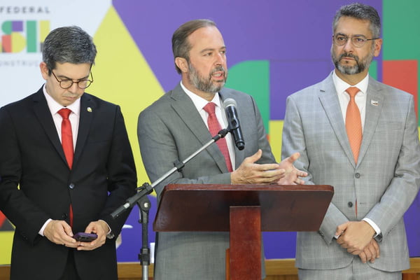 Ministro de Minas e Energia, Alexandre Silveira, e senador Randolfe Rodrigues