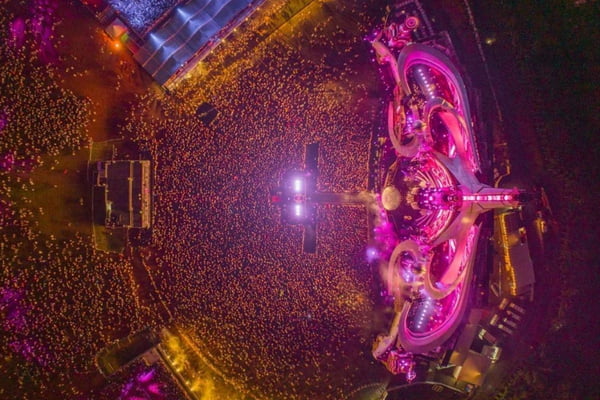 Imagem colorida mostra vista aérea do palco do festival Tomorrowland, em Itu, no interior de São Paulo - Metrópoles