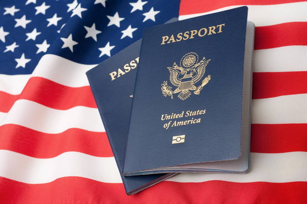 Foto colorida de passaporte dos Estados Unidos (EUA) - Metrópoles