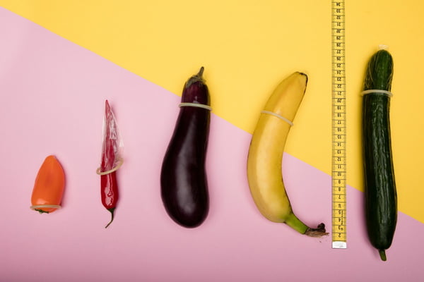 Fotografia colorida mostrando frutas e verduras que dão a entender que são órgãos sexuais masculinos-Metrópoles