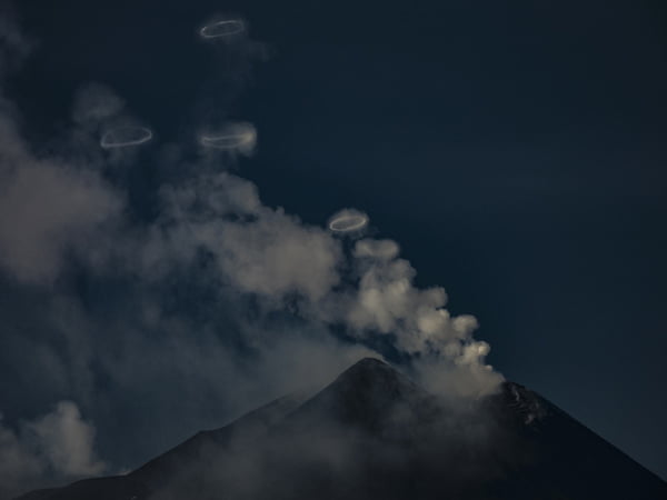 O vulcão Enta, o mais ativo da Europa, expele anéis de fumaça na Itália - Metrópoles