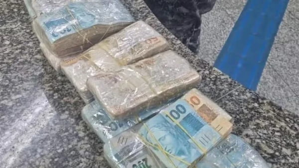 Imagem colorida de dinheiro encontrado dentro de carro na Avenida Brasil (RJ) deputado - Metrópoles