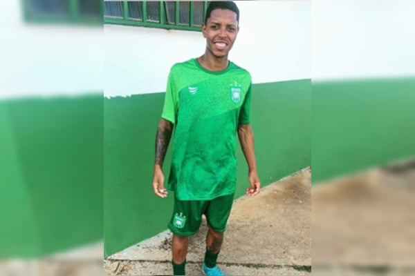 Foto colorida de jovem com roupa verde