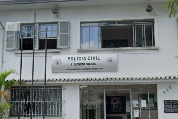 Imagem colorida da fachada do 5° DP de São Bernardo do Campo. Metrópoles