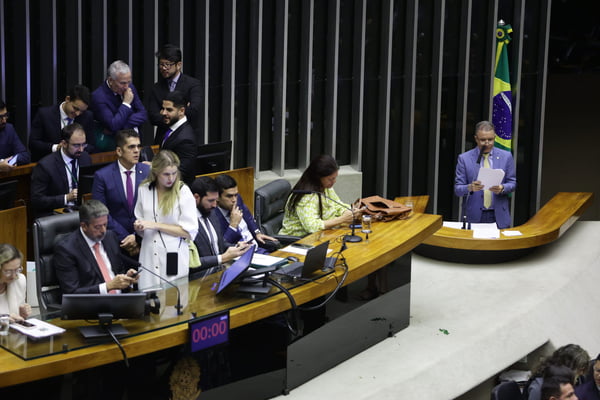 Deputado Darci de Matos (PSD-SC), relator do processo de Chiquinho Brazão na CCJ, lê seu parecer, que recomenda a manutenção da prisão do parlamentar