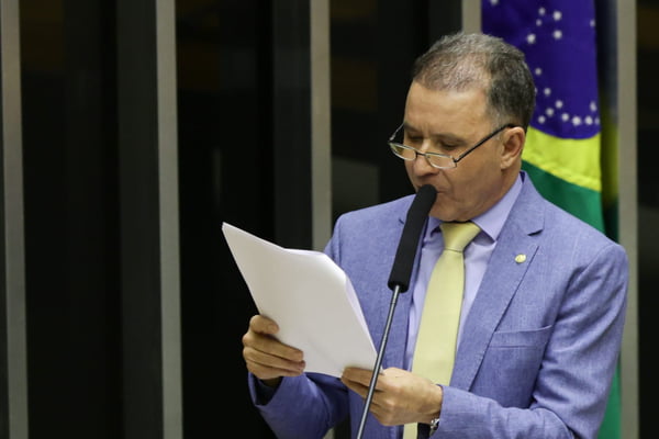 Deputado Darci de Matos (PSD-SC), relator do processo de Chiquinho Brazão na CCJ, lê seu parecer, que recomenda a manutenção da prisão do parlamentar