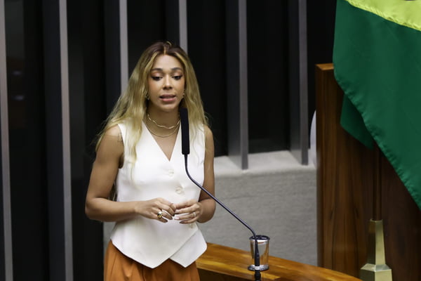 Deputada Érika Hilton (PSOL-SP) discursa no plenário da Câmara dos Deputados, durante a seção de votação que define o destino do deputado federal Chiquinho Brazão