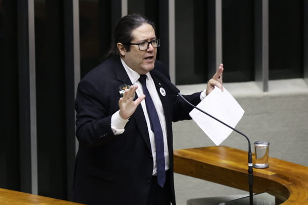 Deputado federal Tarcísio Motta (PSOL-RJ) discursa no plenário da Câmara dos Deputados, durante a seção de votação que define o destino do deputado federal Chiquinho Brazão