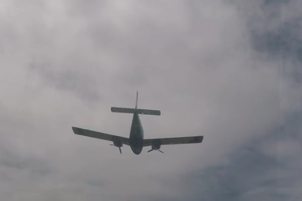 Imagem colorida mostra avião interceptado pela FAB - Metrópoles