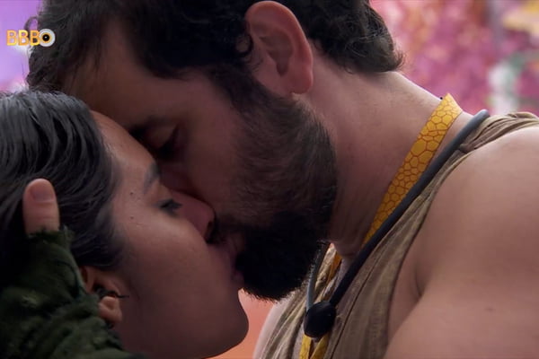 Matteus e Isabelle são clicados beijando muito no BBB24 - Metrópoles