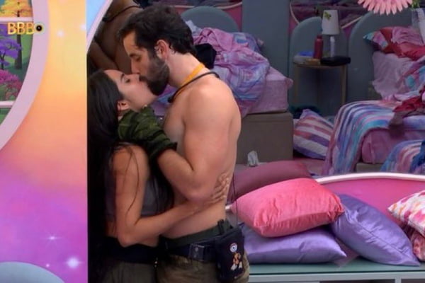 Matteus e Isabelle são clicados beijando muito no BBB24 - Metrópoles