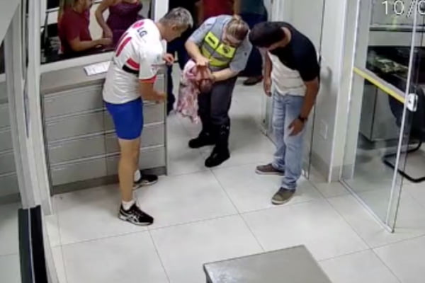 Gravação de uma câmara de Segurança mostra três adultos salvando um bebê