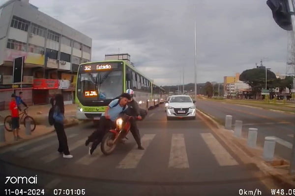 Vídeo: jovem é atropelado por motociclista em faixa de pedestre no DF