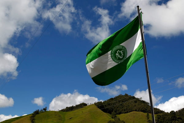 Imagem colorida da bandeira da Chapecoense- Metrópoles