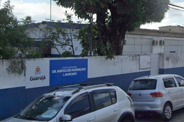 Imagem colorida da entrada da Escola Municipal Dr Napoleão Rodrigues Laureano. Metrópoles
