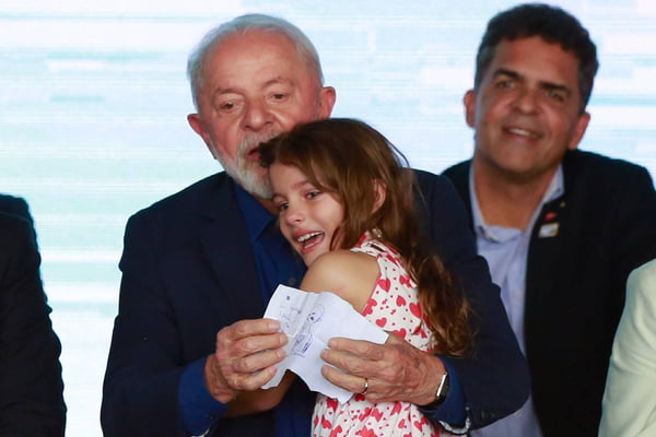 Vice-governadora Celina Leão tira foto de mãe e filha, que entregaram carta ao presidente Lula durante a cerimônia de inauguração de pedra fundamental do campus Sol Nascente do Instituto Federal de Educação, Ciência e Tecnologia de Brasília (IFB).