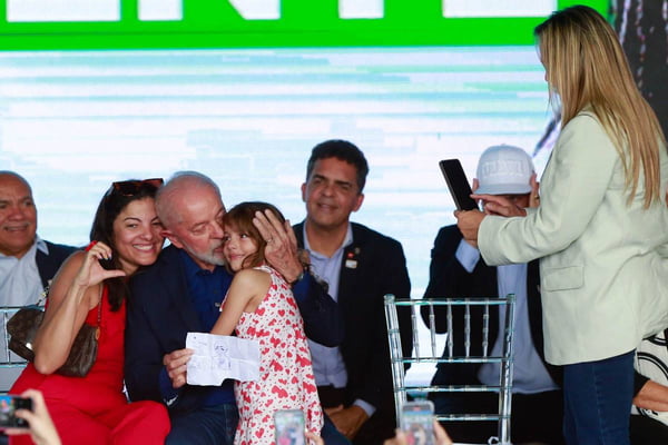 Vice-governadora Celina Leão tira foto de mãe e filha, que entregaram carta ao presidente Lula durante a cerimônia de inauguração de pedra fundamental do campus Sol Nascente do Instituto Federal de Educação, Ciência e Tecnologia de Brasília (IFB).