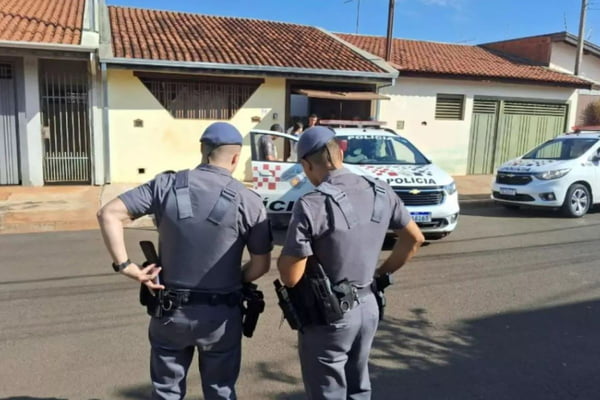 Imagem colorida mostra policiais na frente de casa onde homem matou a mãe atropelada em Jaú - Metrópoles