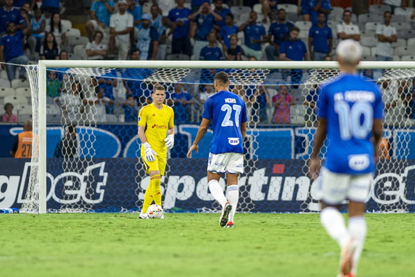 Imagem colorida do goleiro Rafael Cabral e jogadores do Cruzeiro -Metrópoles
