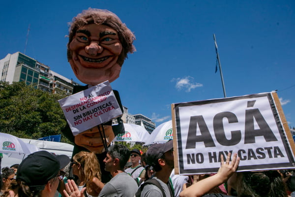Foto colorida de um fantoche do presidente da Argentina, Javier Milei, segurado por manifestantes durante uma greve nacional contra as políticas do governo, em janeiro de 2024, convocada pelo sindicato de trabalhadores CGT, em em Buenos Aires servidores - Metrópoles