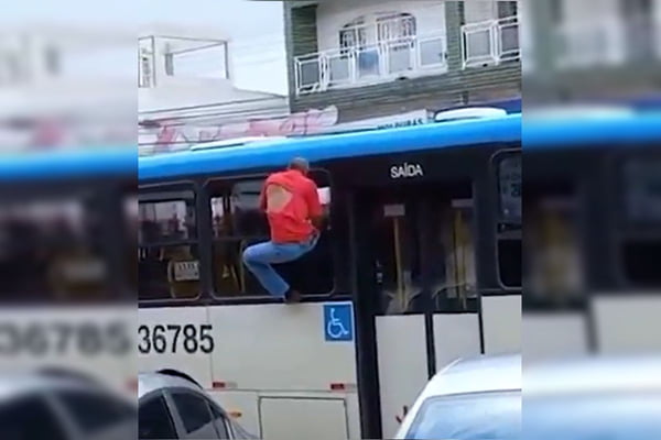 Vídeo: homem assedia mulher, foge e fica pendurado em janela de ônibus