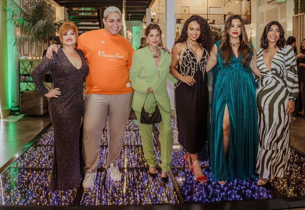 Natália Deodato, Lary Bottino, Yarley e outros convidados posam juntos na inauguração - Metrópoles