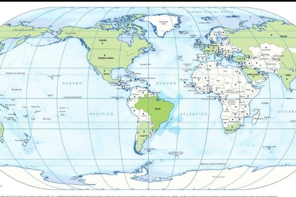 Foto colorida de novo mapa-múndi do IBGE com o Brasil no centro do mundo - Metrópoles