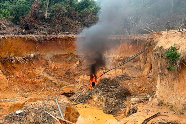 Foto colorida de operação contra o garimpo ilegal na terra indígena Yanomami - Metrópoles