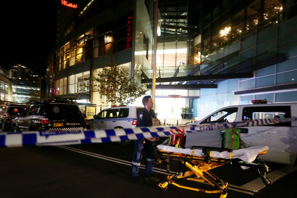 Paramédico se prepara para receber corpo após ataque a facadas em Sydney