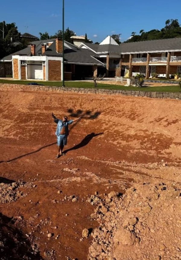 MC Ryan mostra da obra da nova piscina de sua mansão