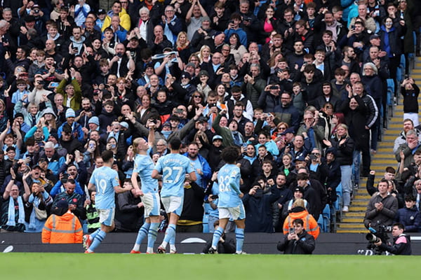 Imagem colorida de Manchester City comemorando liderança da Premier league - Metrópoles