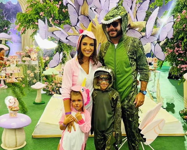 Ana Carolina Oliveira e a família na festa de aniversário de 1 ano de Lua, filha de Viih Tube - Metrópoles
