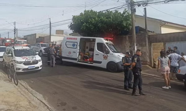 foto colorida de movimentação policial em frente à casa de homem morto pelo próprio pitbull em Mogi Mirim (SP) - Metrópoles