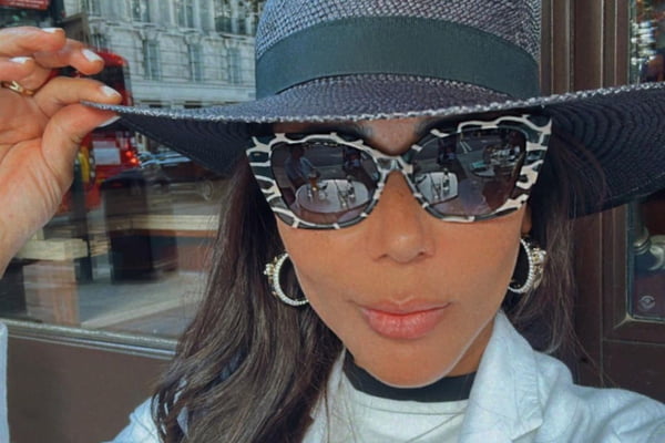Mirian Carter posa de chapéu e óculos escuros - Metrópoles
