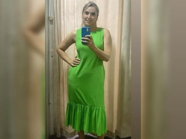 Mulher com cabelo loiro e vestido verde - Metrópoles