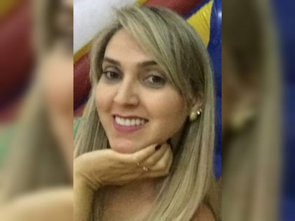 Imagem de mulher branca com mechas loiras - Metrópoles