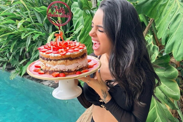 Bruna Biancardi posa com seu bolo de aniversário - Metrópoles