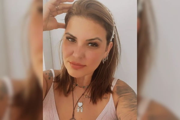 Imagem colorida mostra a cantora sertaneja Nanda Ferraz, uma mulher branca, de cabelos castanho escuros - Metrópoles