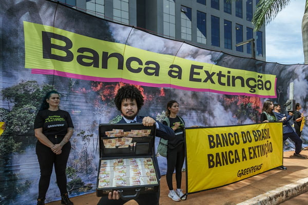Foto colorida de ato do Greenpeace Brasil em frente à sede do Banco do Brasil - Metrópoles