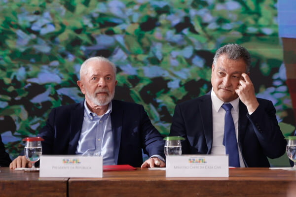 Presidente Lula ao lado do ministro da casa civil, Rui Costa durante evento