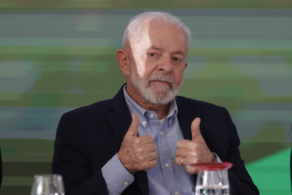 Presidente da República, Luiz Inácio Lula da Silva, faz joinha com as mãos - metrópoles