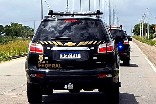 Imagem colorida mostra viaturas da polícia federal na rua - Metrópoles