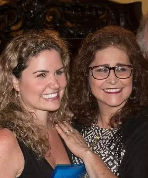 cantora Joanna com a esposa, a cantora católica Karine Keldani