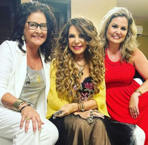cantora Joanna com a esposa, a cantora católica Karine Keldani