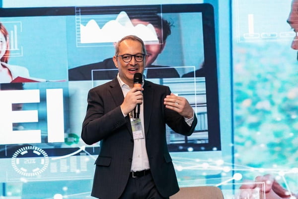 Imagem colorida de envento sobre uso de tecnologia em políticas públicas